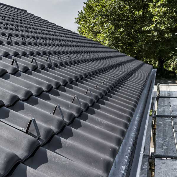 Nahaufnahme eines Dachs mit frisch gedeckten Dachziegeln