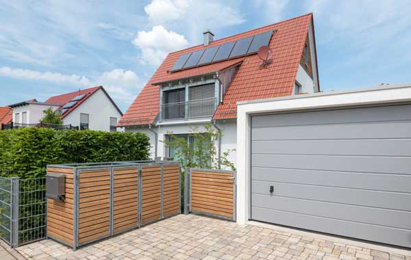 BSP-Garage vor Eigenheim