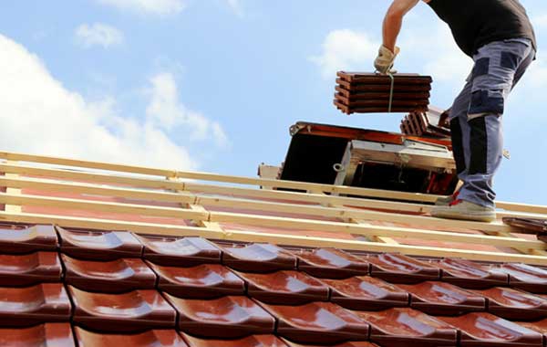 Dachdecker während Dacheindeckung