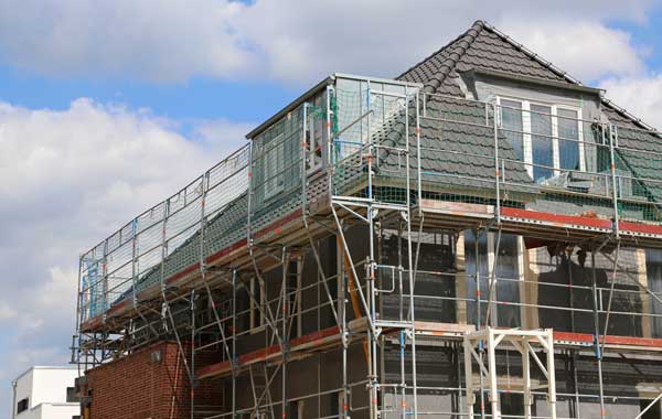 Gebäude mit Gerüst versehen und einem neu gedeckten Dach