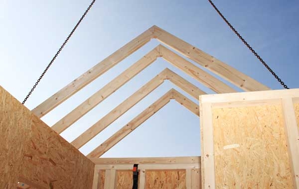 Dachgiebel wird mit Hilfe eines Krans montiert